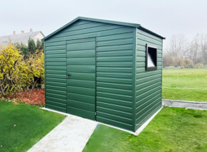 3x2m-es prémium kerti tároló nyeregtetővel, sötétzöld színben, ablakkal, szegélyekkel, filcborítással