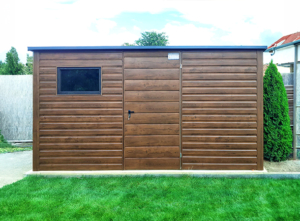 4x2m-es prémium tároló hátra lejtő tetővel, sötét diófa falakkal és ajtóval, ablakkal, antracitszürke tetővel, szegélyekkel