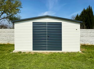 5x3m-es prémium kerti tároló nyeregtetővel cserepeslemez tetőborítással, fehér falakkal, antracitszürke kapuval, tetővel, szegélyekkel, ereszcsatornával