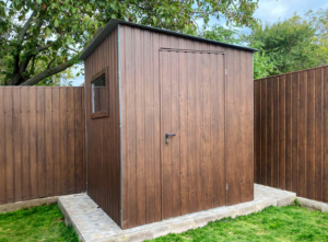 2x2m-es sztenderd tároló jobbra lejtő tetővel, ajtóval, ablakkal, sötét diófa színben