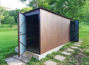 5x2m-es sztenderd tároló hátra lejtő tetővel, világos aranytölgy falakkal és 2db ajtóval, csokoládébarna tetővel