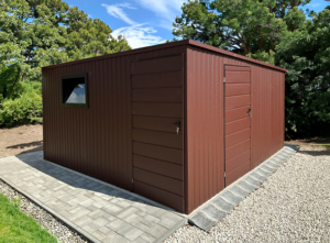 4x4m-es sztenderd tároló hátra lejtő tetővel, 2db ajtóval, ablakkal, szegélyekkel, csokoládébarna színben