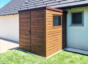 2x1,9m-es delux fém kerti tároló hátra lejtő tetővel, sötét diófa falakkal és ajtóval, csokoládébarna tetővel, ereszcsatornával, szegélyekkel, horganyzott vázszerkezettel, vízszintes lemezborítással