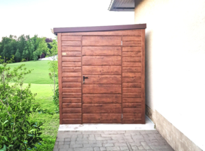 2x2m-es delux fém kerti tároló balra lejtő tetővel, sötét diófa falakkal, ereszcsatornával, szegélyekkel, horganyzott vázszerkezettel, vízszintes lemezborítással