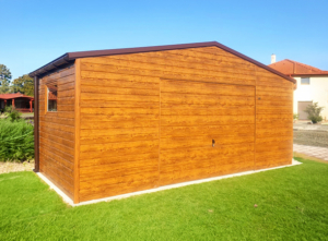 6x3m-es delux fém kerti tároló nyeregtetővel, csokoládébarna cserepeslemez tetővel, világos aranytölgy falakkal, billenőkapuval és ajtóval, ablakkal, ereszcsatornával, szegélyekkel, horganyzott vázszerkezettel, vízszintes lemezborítással