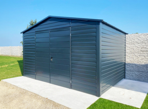 4x3m-es prémium kerti tároló nyeregtetővel, filcbevonattal, kétszárnyú kapuval, antracitszürke trapézlemezborítással, sarokszegélyekkel