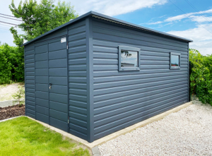 5x3m-es prémium tároló hátra lejtő tetővel, antracitszürke színben, 1db kétszárnyú kapuval, 2db ablakkal, szegélyekkel