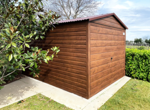 2,8x3,8m-es prémium kerti tároló nyeregtetővel, sötét diófa falakkal, kapuval, csokoládébarna tetővel, szegélyekkel