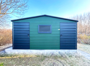 5x6m-es prémium kerti tároló nyeregtetővel, sötétzöld falakkal, antracitszürke ajtókkal, tetővel, szegélyekkel, ereszcsatornával