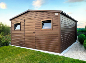 4,5x5m-es prémium kerti tároló nyeregtetővel, cserepeslemez borítással, sötét diófa falakkal, ajtóval, ablakokkal, szegélyekkel, ereszcsatornával, válaszfallal