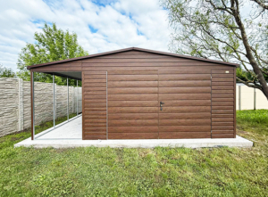 6x4m-es prémium kerti tároló nyereg és oldaltetővel bal oldalon, sötét diófa falakkal, kapuval, csokoládébarna tetővel, szegélyekkel, ereszcsatornával