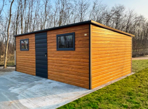 5,8x3,5m-es prémium kerti tároló hátra lejtő tetővel, világos aranytölgy falakkal, antracitszürke ajtóval, ablakokkal, szegélyekkel