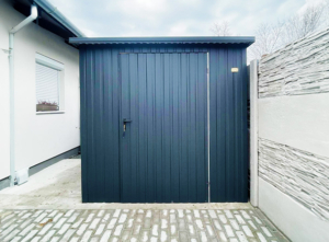 2,3x3m-es sztenderd tároló hátra lejtő tetővel, antikondenzációs filcborítással, ajtóval, antracitszürke színben