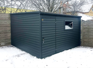 4x4m-es prémium kerti tároló előre lejtő tetővel, +10cm emeléssel, antracitszürke színben, ablakkal, szegélyekkel, filcborítással
