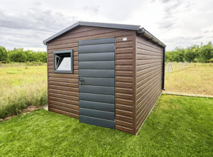 3x4m-es prémium kerti tároló nyeregtetővel, sötét diófa falakkal, antracitszürke tetővel, ablakkal, ereszcsatornával, szegélyekkel, filcborítással
