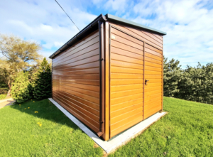 2,5x4m-es delux fém kerti tároló balra lejtő tetővel, világos aranytölgy falakkal és kapuval, sötét zöld tetővel, ereszcsatornával, szegélyekkel, horganyzott vázszerkezettel, vízszintes lemezborítással