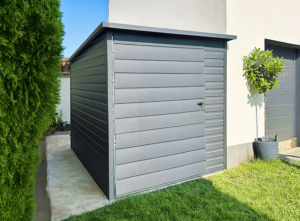 2x3m-es prémium motorgarázs / quadgarázs hátra lejtő tetővel, filcborítással, ajtóval, antracitszürke színben, sarok- és tetőszegélyekkel