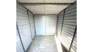 2x3m-es prémium motorgarázs / quadgarázs hátra lejtő tetővel, filcborítással, ajtóval, antracitszürke színben, sarok- és tetőszegélyekkel