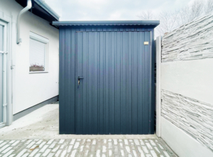 2x3m-es sztenderd motorgarázs / quadgarázs hátra lejtő tetővel, antikondenzációs filcborítással, ajtóval, antracitszürke színben